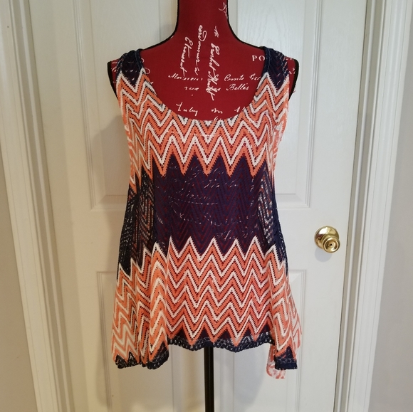 2 Sleeveless tops. - Picture 4 of 5